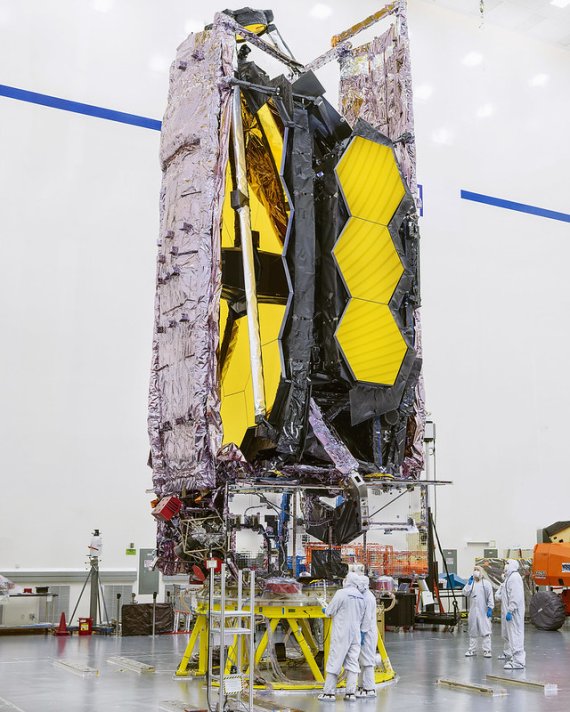 제임스 웹 우주망원경은 가벼운 소재를 사용해 허블 망원경 무게의 절반인 6.5톤이다. NASA 제공