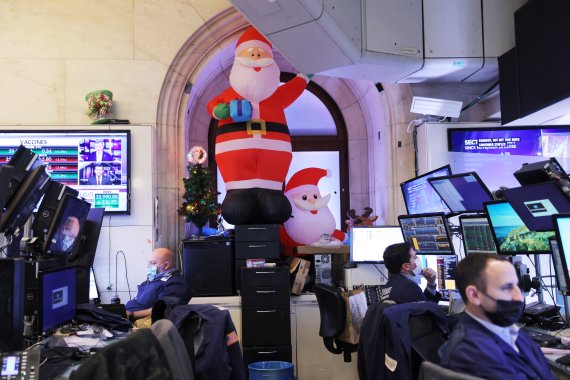 23일(현지시간) 미국 뉴욕의 뉴욕증권거래소(NYSE)에 산타 모양 인형이 놓여 있다.로이터뉴스1
