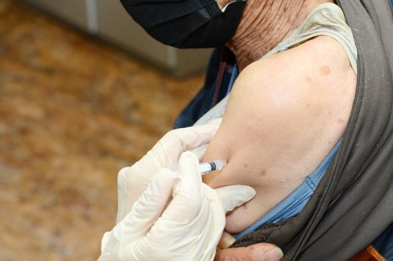 한 노인이 코로나19 백신을 맞고 있다. (사진은 기사와 직접적인 연관이 없음)/사진=뉴시스