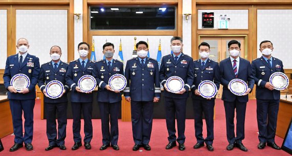 박인호 공군참모총장이 24일 충남 계룡대 공군본부에서 열린 2021년 공군을 빛낸 인물 시상식에 참석해 수상자들과 기념촬영을 하고 있다. 사진=공군 제공