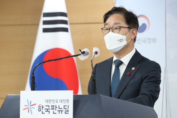 박범계 법무부 장관이 24일 서울 종로구 정부서울청사에서 박근혜 전 대통령의 특별사면과 한명숙 전 국무총리의 복권 실시 등이 담긴 2022년 특별사면 관련 브리핑을 하고 있다. /사진=뉴스1