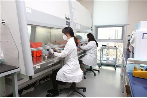 [전주=뉴시스] 전북보건환경연구원 분석 모습. (사진=전북보건환경연구원 제공). 2021.12.24. photo@newsis.com *재판매 및 DB 금지