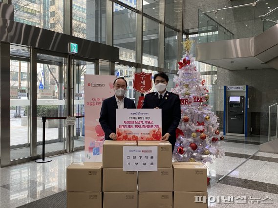 지난 23일 한국발명진흥회가 서울 한국지식재산센터에서 구세군자선냄비본부에 성금품을 전달했다. 한국발명진흥회 제공.