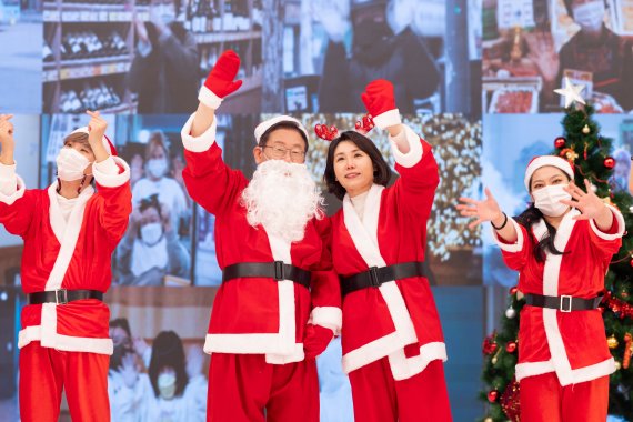 김영희PD의 첫작품은 '산타가 된 이재명'? "어느 새부터 크리스마스는..."