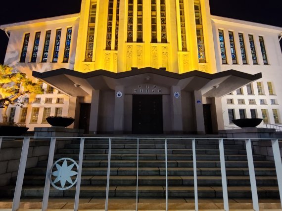 24일 대전 대흥동성당 문이 크리스마스 이브임에도 굳게 닫혀있다. © 뉴스1