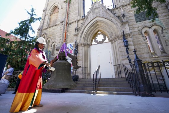 미국 뉴욕 이스트빌리지의 미들컬리지에이트 교회 앞에서 재클린 루이스 선임 목사가 6월 16일(현지시간) 뉴욕 리버티벨을 타종하고 있다. AP뉴시스