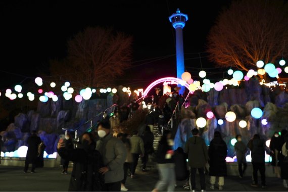 크리스마스인 25일 오후 크리스마스트리 문화축제가 열린 부산 중구 용두산공원에서 시민들이 기념사진을 찍고 있다.2021.12.25/© 뉴스1 이유진 기자