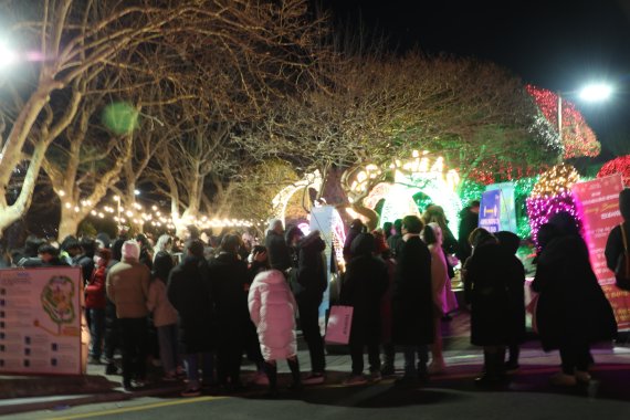 크리스마스인 25일 오후 크리스마스트리 문화축제가 열린 부산 중구 용두산공원 입구에 시민들의 대기 줄이 길게 형성돼 있다.2021.12.25/© 뉴스1 이유진 기자