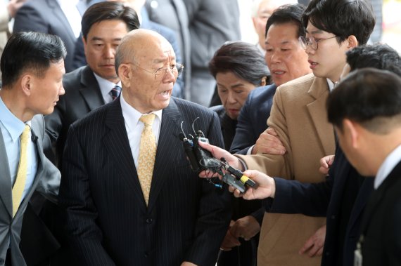 전두환 전 대통령이 5·18 민주화운동 관련 피고인으로 11일 광주지방법원에 들어서고 있다. 전씨는 2017년 4월 출간한 회고록에서 5·18 당시 헬기사격을 목격했다고 증언한 고(故) 조비오 신부를 '성직자라는 말이 무색한 파렴치한 거짓말쟁이'라고 비난하고 명예를 훼손한 혐의로 기소됐다. 2019.3.11/뉴스1 © News1 황희규 기자