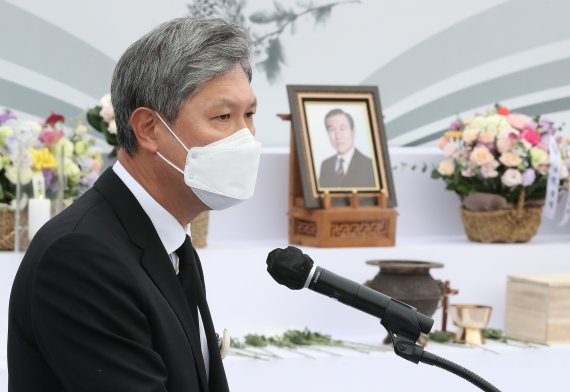 9일 오후 경기 파주시 통일동산 내 동화경모공원에서 열린 고(故) 노태우 전 대통령 국가장 안장식에서 아들 노재헌 변호사가 추모사를 하고 있다. 2021.12.9/뉴스1 © News1 임세영 기자