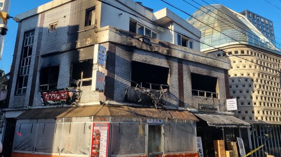 서교동 3층 건물 화재..."반년전에도 불이났었다" 수근