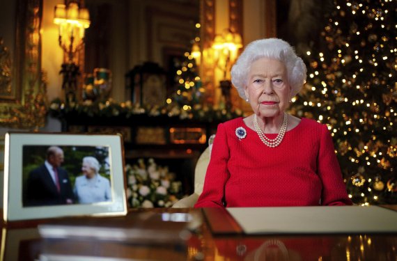 엘리자베스 2세 영국 여왕이 지난 23일(현지시간) 성탄절 메시지 영상을 녹화하는 모습./사진=뉴시스