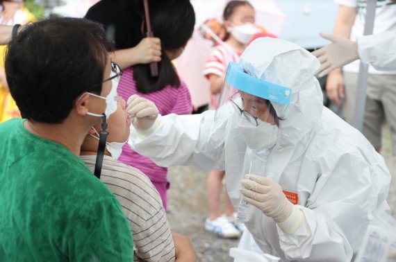 경북 포항시 북구 양덕동 남광하우스토리 정문 앞 임시선별진료소에서 시민들이 '코로나19' 진단검사를 받고 있다. 사진=뉴시스