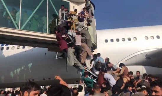 탈레반이 점령한 아프가니스탄을 탈출하기 위해 지난 8월 카불 국제공항에서 현지 주민들이 비행기에 올라타기 위해 몰려 있다. AP뉴스1