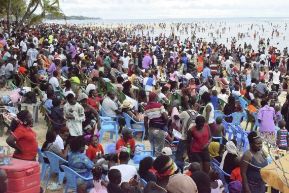 아프리카 케냐에서 크리스마스를 맞아 사람들이 조모 케냐타 공영해변에 모여 휴일을 즐기고 있다. 이 해변은 코로나 폐쇄 후 두 달 전 개방되었다. 케냐는 최근 한 달 간 2만7000명 추가확진에 그쳤다. /사진=뉴시스