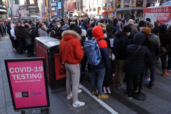 지난 26일(현지시간) 미국 뉴욕의 타임스퀘어에서 뉴욕시민들이 코로나 검사를 받기 위해 줄을 길게 서고 기다리고 있다. /사진=로이터뉴스1