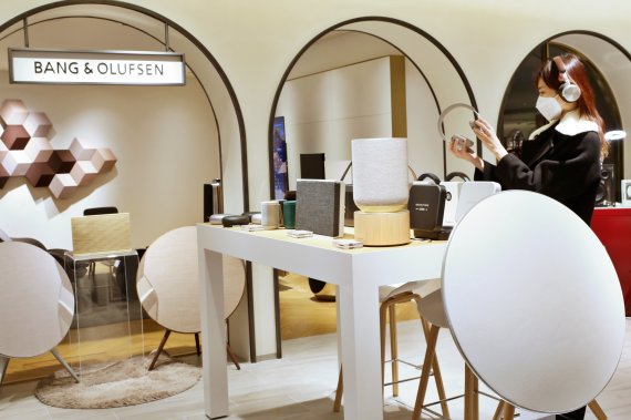 롯데백화점 본점 뱅앤올룹슨 매장을 찾은 고객이 오디오 제품을 구경하고 있다.