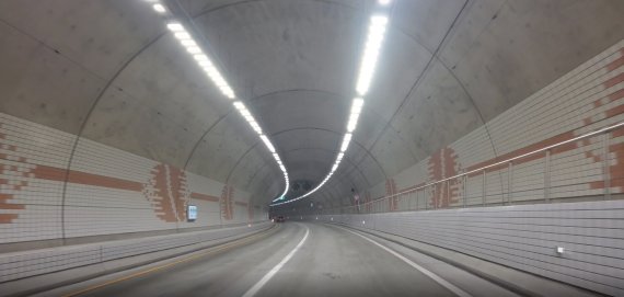 국내 가장 긴 터널서 계속되는 '무개념 불법 행위'... "심야에..."