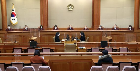 유남석 헌법재판소장과 재판관들이 서울 종로구 헌법재판소 대심판정에 자리하고 있다./사진=뉴시스