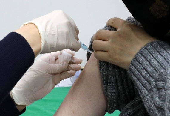 서울의 한 병원에서 시민이 코로나19 백신 접종을 하고 있다. /사진=뉴스1