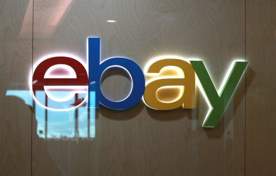 국내 이커머스 시장 점유율 3위인 이베이코리아(G마켓·옥션·G9)의 인수전에 유통과 IT 대기업들이 대거 뛰어들었다. 예비입찰에는 롯데와 신세계 이마트, SK텔레콤, 사모펀드 MBK파트너스 등이 참여한 것으로 알려졌다. 유력 참여자로 거론되던 카카오는 투자설명서(IM)를 받아갔으나 예비입찰엔 참여하지 않았다. 이베이코리아 매각 주관사인 모건스탠리와 골드만삭스는 전날 예비입찰을 마감했다. 아직 매수 대상의 경영 지표를 들여다보는 단계로 별도의 구속력이 없는예비입찰 단계이기 때문에 본입찰 참여 여부는 미지수다. 본입찰은 오는 5~6월쯤