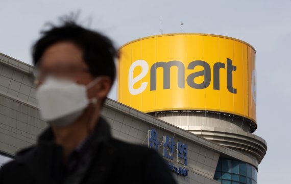 신세계그룹 이마트가 15일 이베이코리아 인수를 마무리하며 네이버, 쿠팡과 함께 국내 이커머스 시장은 '빅3' 시대에 접어들었다. 이베이INC는 한국사업(이베이코리아)의 지분 80.01%를 30억달러(약 3조5600억원)에 매각했다. 이날 서울시내 이마트의 모습. 2021.11.15/뉴스1 © News1 조태형 기자