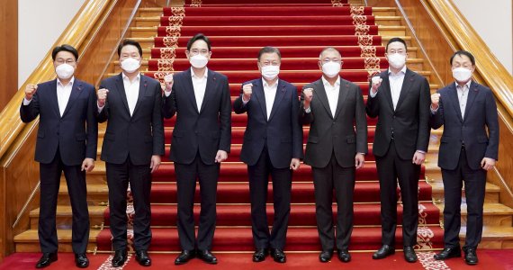 문재인 대통령이 27일 청와대에서 열린 '청년희망 온(ON) 참여기업 대표 초청 오찬 간담회'를 마친뒤 참석자들과 기념촬영을 하고 있다. 왼쪽부터 최정우 포스코 회장, 최태원 SK주식회사 회장, 이재용 삼성전자 부회장, 문 대통령, 정의선 현대자동차그룹 회장, 구광모 LG회장, 구현모 KT대표이사.2021.12.27/뉴스1 © News1 이광호 기자