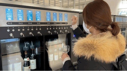 보틀벙커에서는 구매하고 싶은 와인을 잔으로 구매해 시음할 수 있는 공간이 마련돼 있다.(신민경 기자)© 뉴스1