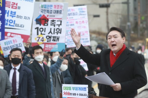 윤석열 국민의힘 대선 후보(오른쪽)가 27일 경기도 성남 대장동 게이트 의혹 현장을 방문해 이재명 더불어민주당 대선 후보 등에 대한 특검 수사를 촉구하는 기자회견을 하고 있다. 사진=박범준 기자