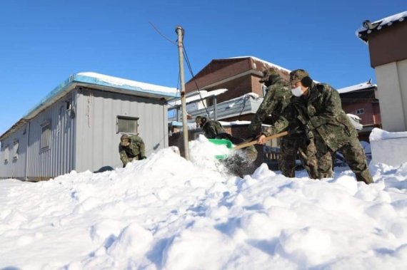 지난 26일 강원 지역에서 민간 제설 지원 작업을 하고 있는 장병들. 페이스북 캡처