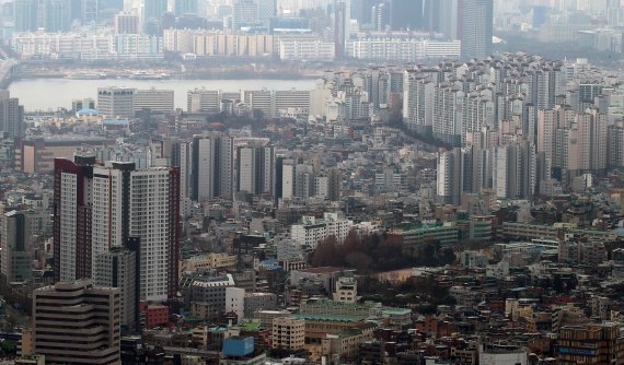 서울 남산에서 바라본 서울 아파트 단지의 모습. 2021.12.14/뉴스1 © News1 김진환 기자