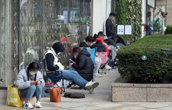 지난달 2일 오전 서울 중구 롯데백화점 본점에서 시민들이 입장을 위해 줄 서 있는 모습. 2021.11.2/뉴스1 © News1 김진환 기자