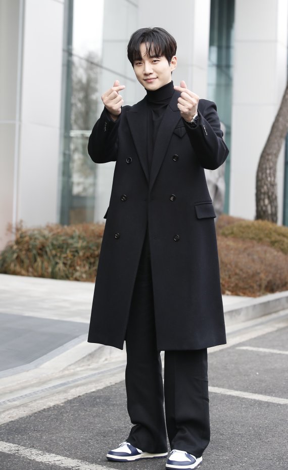 '배우 이준호가 28일 서울 상암동 MBC에서 진행된 FM4U '정오의 희망곡-김신영입니다' 라디오 방송에 참석하며 인사를 하고 있다. © News1 권현진 기자