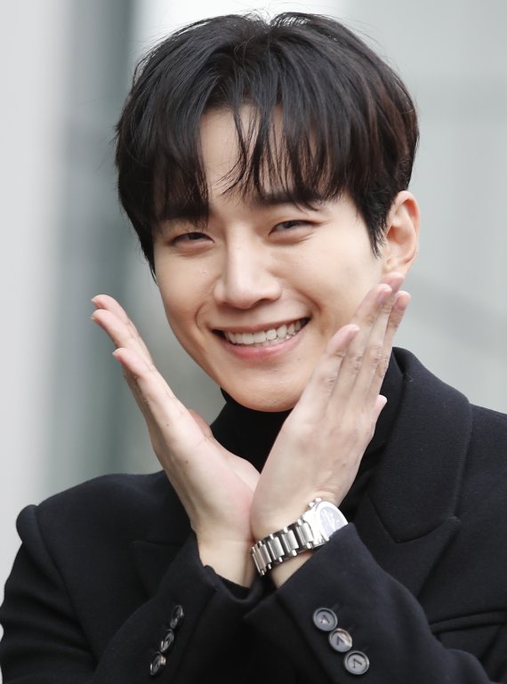 배우 이준호가 28일 서울 상암동 MBC에서 진행된 FM4U '정오의 희망곡-김신영입니다'라디오 방송을 위해 들어서며 꽃받침 포즈를 취하고 있다. © News1 권현진 기자