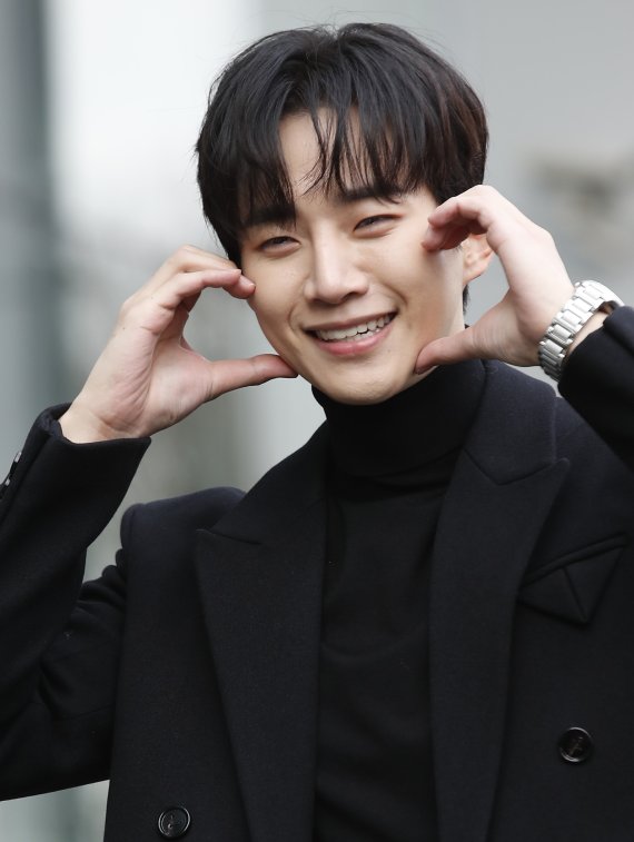 '옷소매 붉은 끝동' 배우 이준호가 28일 서울 상암동 MBC에서 진행된 FM4U '정오의 희망곡-김신영입니다' 라디오 방송에 참석하며 볼하트를 그리고 있다. © News1 권현진 기자