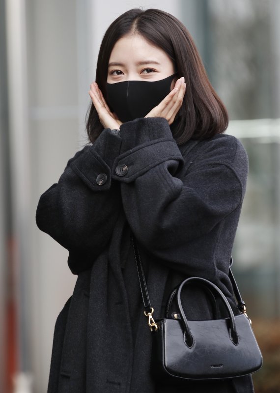 배우 이세영이 28일 서울 상암동 MBC에서 진행된 FM4U '정오의 희망곡-김신영입니다' 라디오 방송에 참석하며 인사를 하고 있다. © News1 권현진 기자