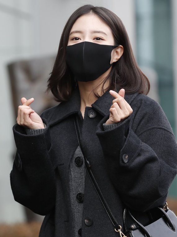 '옷소매 붉은 끝동' 배우 이세영이 28일 서울 상암동 MBC에서 진행되는 FM4U '정오의 희망곡-김신영입니다' 라디오 방송에 참석하며 하트를 그리고 있다, © News1 권현진 기자