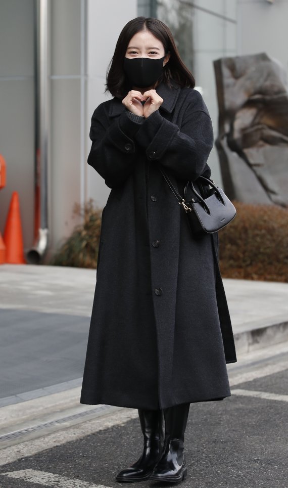 배우 이세영이 28일 서울 상암동 MBC에서 진행된 FM4U '정오의 희망곡-김신영입니다'라디오 방송에 참석하며 인사를 하고 있다. © News1 권현진 기자