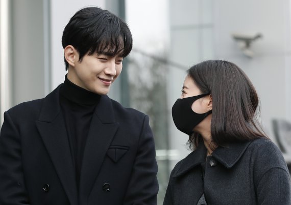 '옷소매 붉은 끝동' 배우 이준호, 이세영(오른쪽)이 28일 서울 상암동 MBC에서 진행된 FM4U '정오의 희망곡-김신영입니다' 라디오 방송에 참석하고 있다. © News1 권현진 기자