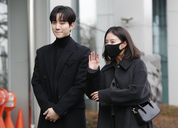 배우 이준호, 이세영(오른쪽)이 28일 서울 상암동 MBC에서 진행된 FM4U '정오의 희망곡-김신영입니다' 라디오 방송에 참석하며 인사를 하고 있다. © News1 권현진 기자