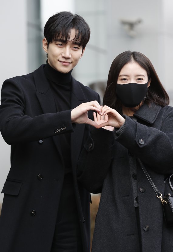 '킹소매 커플' 이준호-이세영(오른쪽)이 28일 서울 상암동 MBC에서 진행된 FM4U '정오의 희망곡-김신영입니다' 방송을 위해 들어서며 하트를 그리고 있다. © News1 권현진 기자