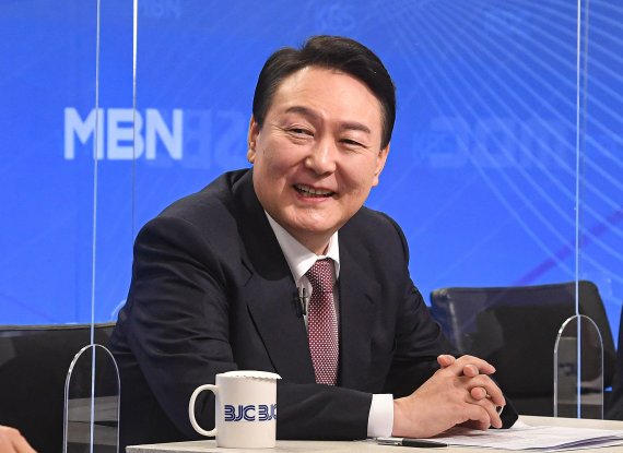 윤석열 국민의힘 대선 후보가 28일 서울 양천구 한국방송회관에서 열린 한국방송기자클럽 초청 토론회를 앞두고 진행자들과 대화를 나누고 있다. 2021.12.28/뉴스1 © News1 국회사진취재단