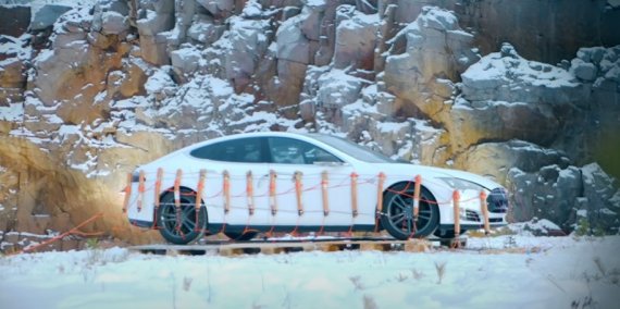 폭파를 앞두고 다이너마이트가 설치된 테슬라 모델3.사진=유튜브캡처