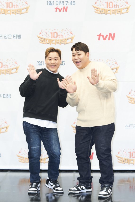 개그맨 최성민(왼쪽) 문세윤 / 사진제공=tvN © 뉴스1