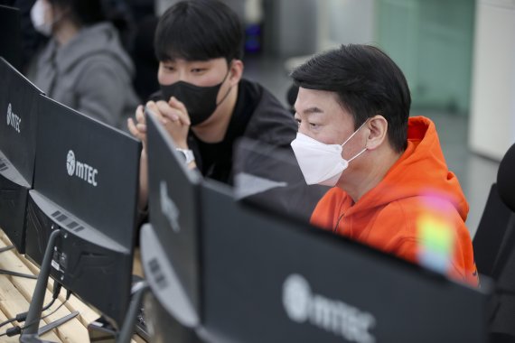 언철수 국민의당 대선 후보(오른쪽)가 28일 서울 강남구에 위치한 IT 스타트업 회사에서 일일 인턴사원 체험을 하고 있다. 사진=박범준 기자