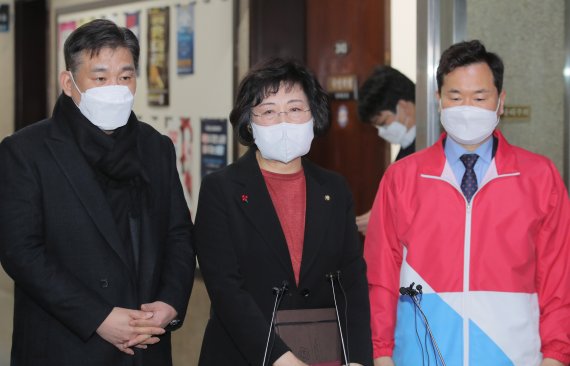 이준석-초선의원 '무제한 토론' 잠정연기…김기현, 중재나서