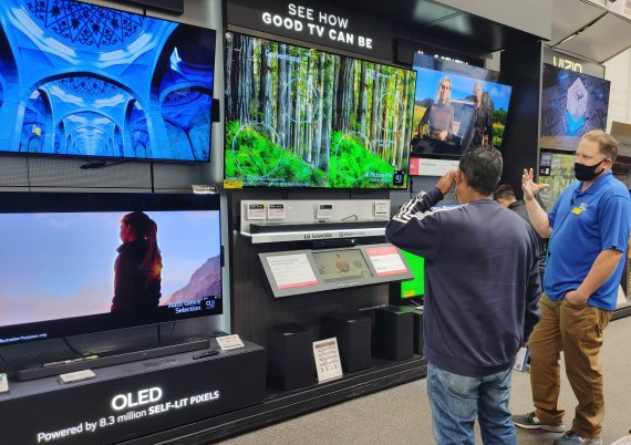 미국 필라델피아 인근 베스트바이 매장을 찾은 고객이 LG 올레드 TV를 살펴보고 있다.