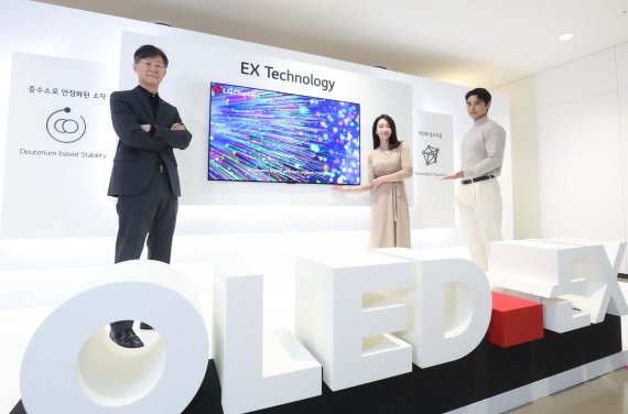 지난해 12월 29일 서울 마곡 LG사이언스파크에서 열린 'OLED.EX' 미디어데이에서 오창호 LG디스플레이 대형 사업부장 부사장(왼쪽)이 차세대 TV 패널 'OLED.EX'를 소개하고 있다.