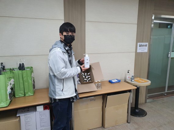 서울 중계동 소재 마들종합사회복지관의 이승재 사회복지사는 기브어클락에서 방역 물품까지 지원해 줘 안전하게 사업 운영을 하는데 도움이 되고 있다고 밝혔다. /사진=따뜻한동행