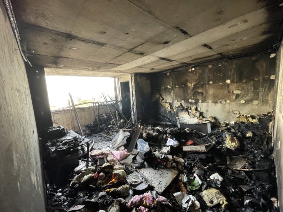 [울산=뉴시스] 박수지 기자 = 29일 오전 울산시 울주군 범서읍 구영리 한 아파트에서 불이나 내부가 까맣게 타있다. 2021.12.29. (사진=울산소방본부 제공) photo@newsis.com *재판매 및 DB 금지